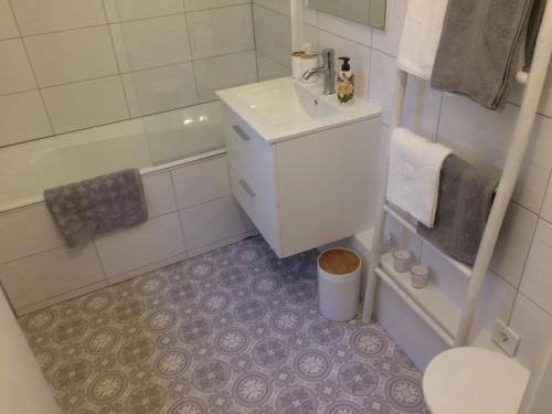 コルマールにあるLes Bateliersのバスルーム(洗面台、トイレ、バスタブ付)