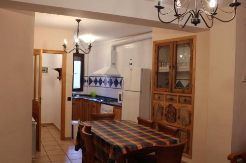 Santa Cruz de Moya的住宿－ATRA，一间带桌子的厨房和一间餐厅