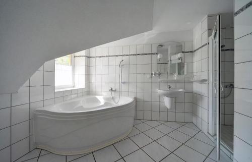 A bathroom at Hotel Belweder - przy hotelu Golebiewski