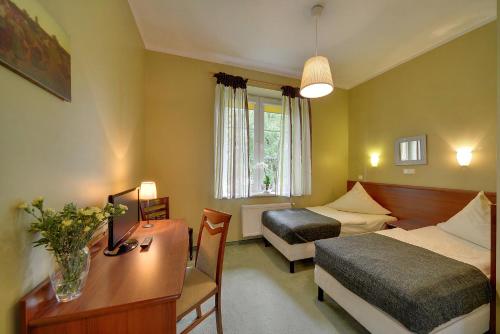 A bed or beds in a room at Hotel Belweder - przy hotelu Golebiewski