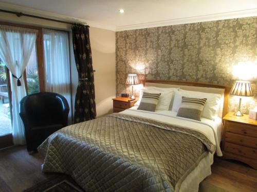 Una cama o camas en una habitación de Decoy Barn Fritton