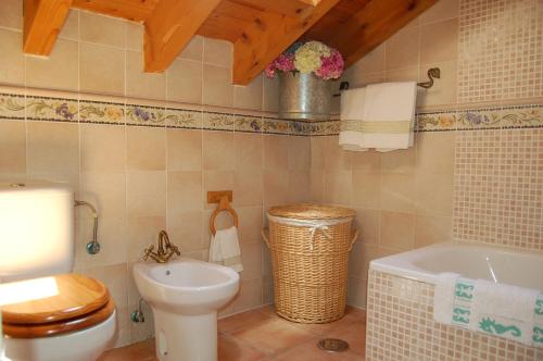 Koupelna v ubytování Asturias Apartamentos Rurales Naveces
