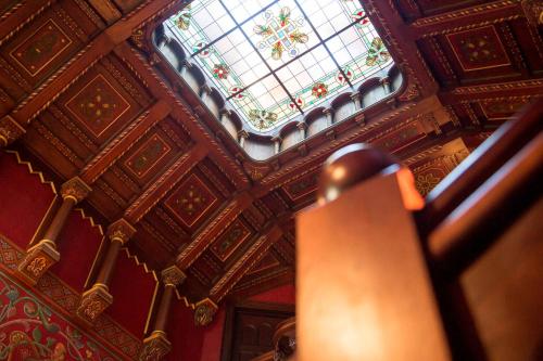 a room with a ceiling with a stained glass window at Pension VILLA KLEINE WARTBURG in Eisenach