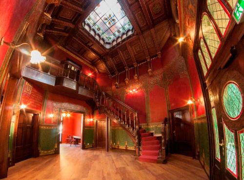 a room with a staircase in a building with a ceiling at Pension VILLA KLEINE WARTBURG in Eisenach