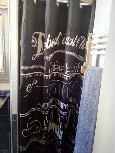 un rideau de douche avec les mots construits en interne croient au service client dans l'établissement Patrick&Pierre Bed and Breakfast Nîmes, à Nîmes