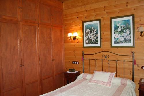 En eller flere senger på et rom på Asturias Apartamentos Rurales Naveces
