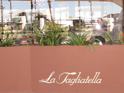a sign for a restaurant with plants in a window at Holiday Inn Express Valencia Bonaire by IHG in Aldaya