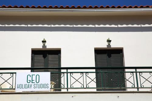 キパリシアにあるGeo Holiday Studiosの- バルコニーの窓2つ(ゴーハリウッドショーのサイン付)