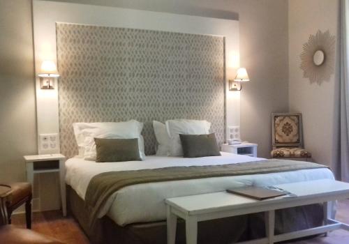聖讓－德呂茲的住宿－尚塔克高爾夫康體酒店，一间卧室配有一张大床和一张桌子