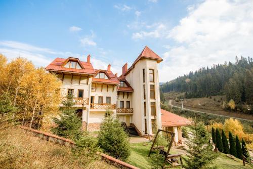 una grande casa sul fianco di una collina di Zahar Berkut a Slavske