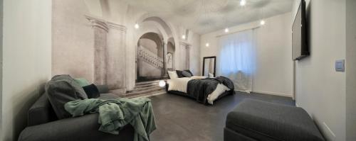 ヴォゲーラにあるSuite Vogue Sforzaのベッドルーム1室(ベッド1台、ソファ付)