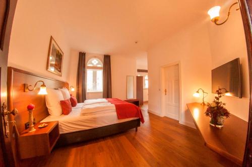 a hotel room with a bed and a window at Pension VILLA KLEINE WARTBURG in Eisenach