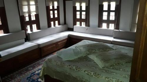 a bedroom with a bed in a room with windows at Çamlıca Konak Çarsı in Safranbolu