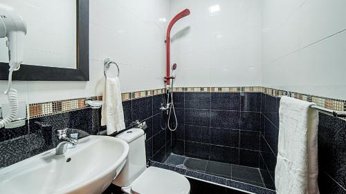 Koupelna v ubytování Orange Hotel