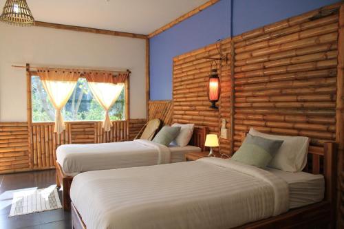 Posteľ alebo postele v izbe v ubytovaní Mek Kiri Riverkwai Resort SHA