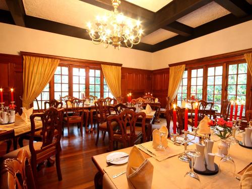 غافيرنارز مينشين في هاتون: غرفة طعام بها طاولات وكراسي وثريا