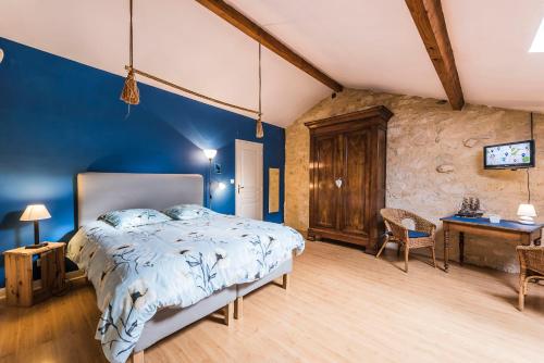 Ένα ή περισσότερα κρεβάτια σε δωμάτιο στο Château Croix Beauséjour "Maison du Vigneron"