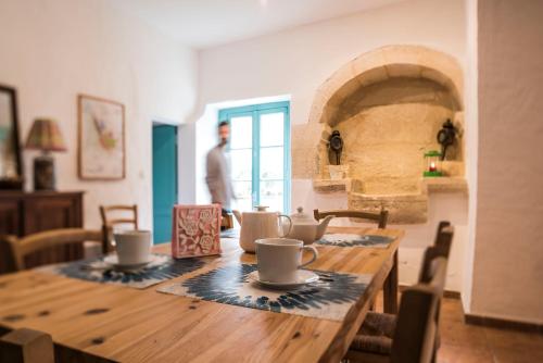 une table en bois avec des tasses au-dessus dans l'établissement Château Croix Beauséjour 