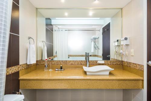 A bathroom at GH Galeria Hotel