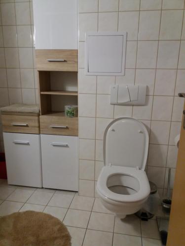 La salle de bains est pourvue de toilettes blanches. dans l'établissement Apartman Kamila, à Janské Lázně