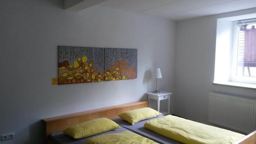 Un pat sau paturi într-o cameră la CityZimmer Eltmann