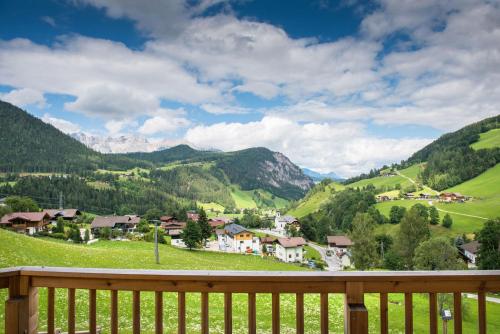 a view of a village in the mountains at Hinteregghof in Forstau