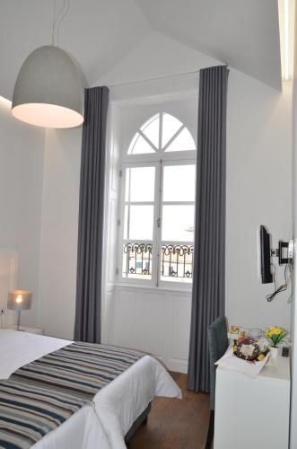 um quarto com uma cama e uma janela em Edificio Charles 301 em Funchal