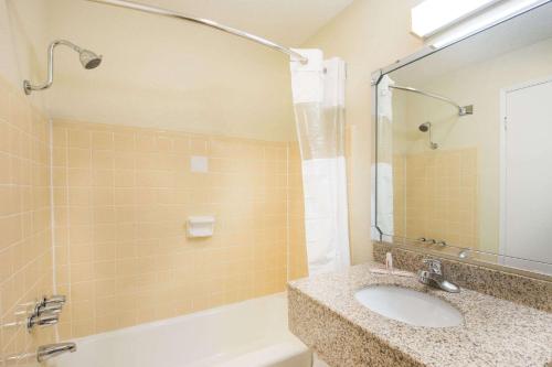 Ванная комната в Travelodge by Wyndham Terre Haute