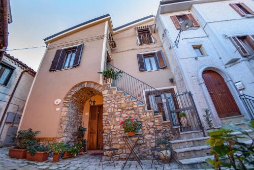 un bâtiment avec une arche devant lui dans l'établissement La Finestra Sui Cento Portali, à Pignola