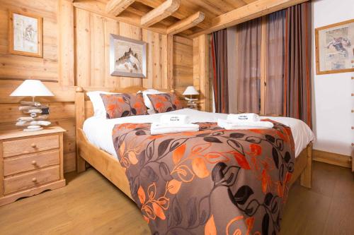 a bedroom with a bed in a log cabin at Le Kursaal Apartment - Chamonix All Year in Chamonix