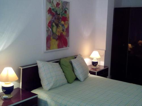 エステポナにあるHeart of Esteponaのベッドルーム1室(ベッド1台、テーブル2台、ランプ2つ付)