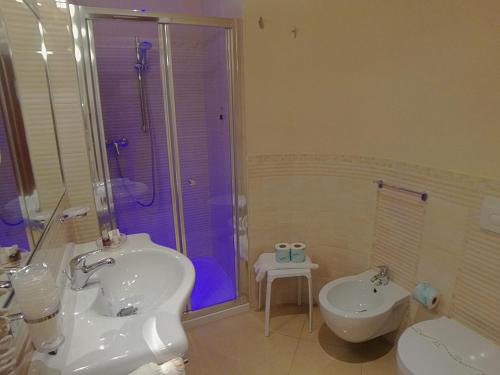 a bathroom with a sink and a shower and a toilet at Hotel Residence Piccolo in Parghelia