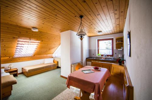 ein Zimmer mit einem Tisch und einem Sofa in einem Zimmer in der Unterkunft Farm Košir in Kranjska Gora
