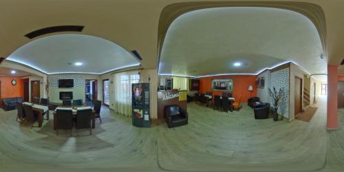 a room with an archway and tables and chairs at Pensiunea El Passo Targu Mures in Târgu-Mureş