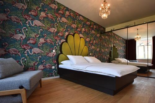 un dormitorio con una cama con un montón de bananas en la pared en Tromostovje apartments, en Liubliana