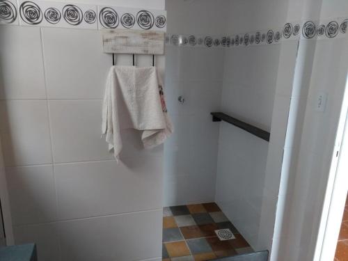 Ett badrum på Hospedaria Vila Else