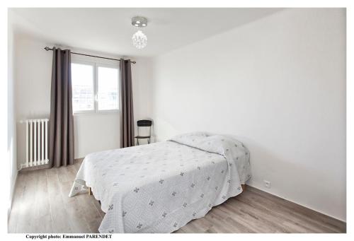 une chambre blanche avec un lit et une fenêtre dans l'établissement Parc Anahit, à Nice