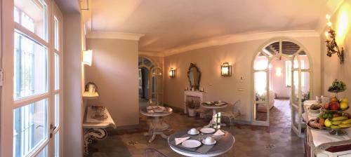 a living room with a table with fruit on it at B&B Villa Ricardi in Moncalieri