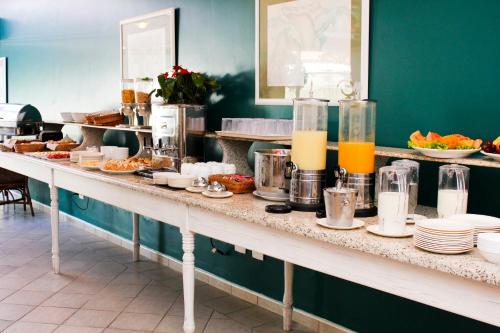 a buffet line in a restaurant with food at Vitória Hotel Residence NewPort in Campinas