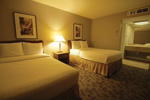 um quarto de hotel com duas camas e uma casa de banho em Midtown Hotel New Orleans em Nova Orleans