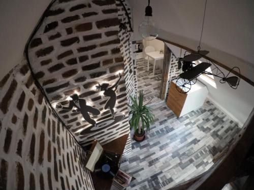 een bovenaanzicht van een trappenhuis in een huis bij Gramophone Sofia Downtown Apartment in Sofia