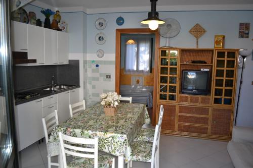 カヴァッリーノ・トレポルティにあるCasa Teresaのキッチン(テーブル、椅子、テレビ付)