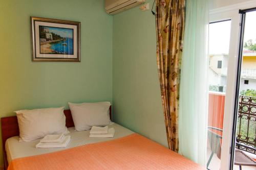 Postel nebo postele na pokoji v ubytování Guest House Villa Živanović