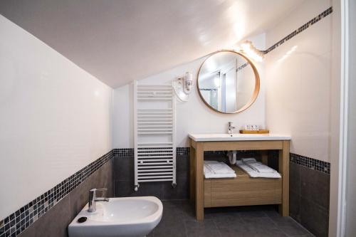 bagno con lavandino e specchio di Hotel Ria de Bilbao a Bilbao