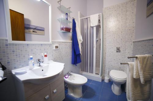 パレルモにあるVista sul portoのバスルーム(白い洗面台、トイレ付)