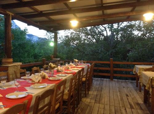 Εστιατόριο ή άλλο μέρος για φαγητό στο Vargiani Stone Retreat with Fireplace & View