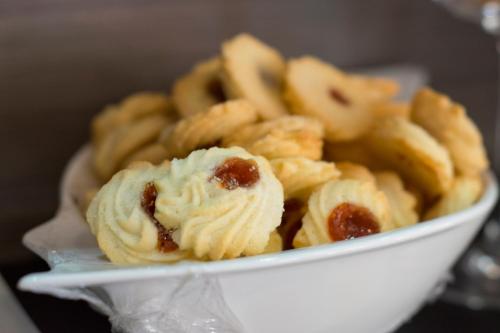 a white bowl filled with cookies with sauce at Müller Hotel in Bella Vista
