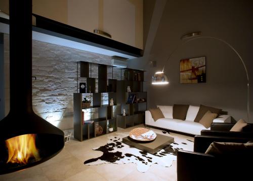 a living room with a couch and a fireplace at Magrine Castelfranco Veneto in Castelfranco Veneto