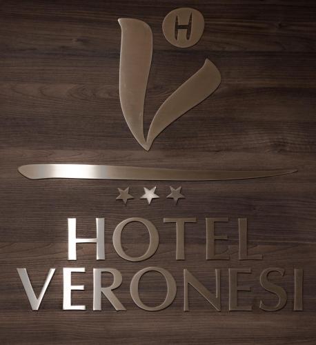 Hotel Veronesiに飾ってある許可証、賞状、看板またはその他の書類