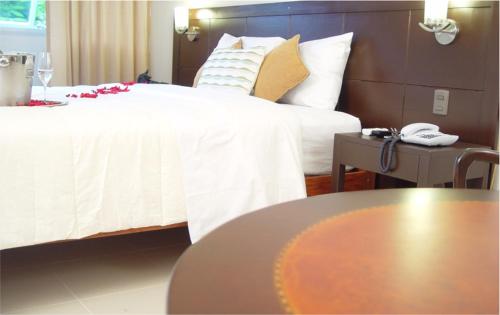 a hotel room with a bed and a table at Hotel Boulevard Plaza in Pucallpa